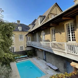 La Maison Aux Murs Anciens Et Ses Tarbes